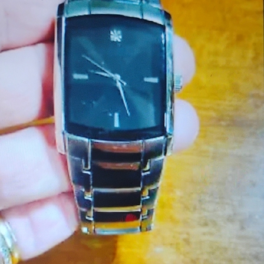 FMDPU012 WATCH POWERED BY QUARTZ! THIS WATCH CAN BE WORN BY BOTH MEN AND WOMEN